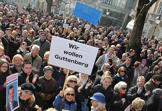 Pro-Guttenberg Demo in München am 05.03.2011. Auf diesem Bildausschnitt lassen sich 230 Personen zählen, ein Bruchteil der Anwesenden (Foto:MartiN Schmitz)